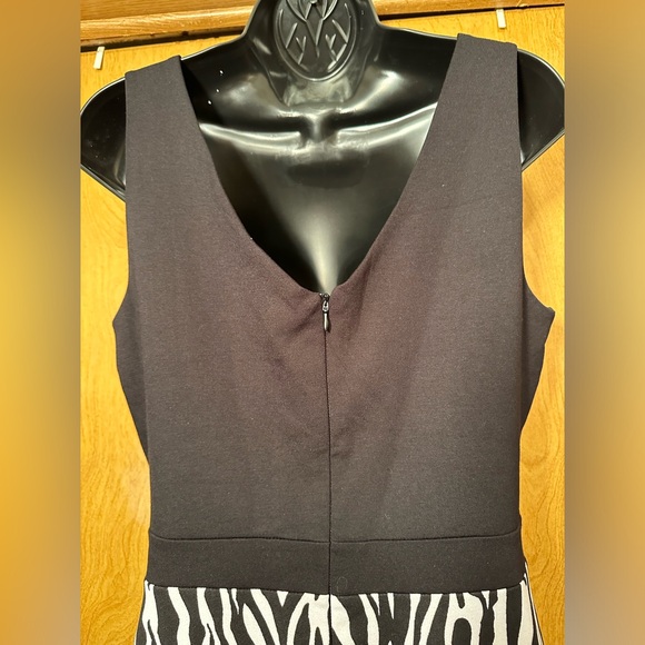 Rosie Harlow size large V-neck zebra print fit and flare skater dress - Picture 6 of 10